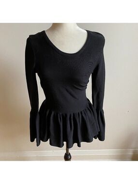 𝅺madison Square New black top sz Xsmall ruffles